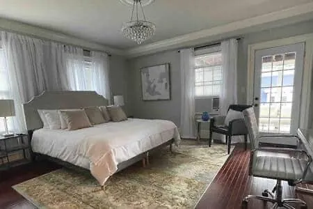 C&J Signature Stays Downtown Apartment Morristown